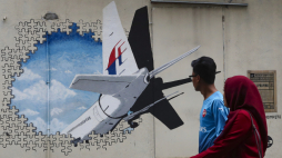 Mural lotu MH370 malezyjskich linii lotniczych w Shah Alam, niedaleko Kuala Lumpur w Malezji. PAP/EPA/Fazry Ismail 