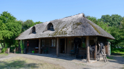 Jeden z obiektów Muzeum Pierwszych Piastów na Lednicy. Fot. PAP/Jakub Kaczmarczyk