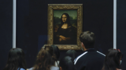 Mona Lisa na wystawie w paryskim Luwrze, fot PAP/EPA/Yoan Valat