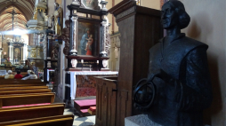 Popiersie Mikołaja Kopernika w bazylice archikatedralnej we Fromborku, fot. PAP/Jerzy Uklejewski