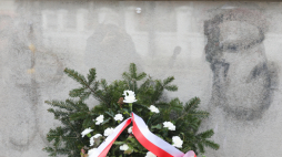 Uroczystość odsłonięcia tablic upamiętniających oryginalne znaki Polski Walczącej na murach siedziby Najwyższej Izby Kontroli w Warszawie, 2023 r. bm. PAP/Paweł Supernak
