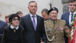 Prezydent RP Andrzej Duda (C), z córką rotmistrza Witolda Pileckiego Zofią Pilecką-Optułowicz (C-L) i weteranem Januszem Walędzikiem (C-P) podczas uroczystości złożenia wieńca przy Ścianie Śmierci na terenie Muzeum Żołnierzy Wyklętych i Więźniów Politycznych PRL w 2023 r. (sko) PAP/Mateusz Marek