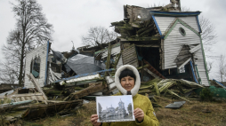 XIX-wieczny drewniany kościół Narodzenia Najświętszej Maryi Panny to zabytek architektury o znaczeniu narodowym. Został zniszczony w wyniku rosyjskiego nalotu w nocy 8 marca 2022 r., fot. PAP/Vladyslav Musiienko