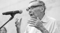 Marian Turski w 2024 r. podczas uroczystości przy pomniku Umschlagplatz w Warszawie rozpoczynającej Marsz Pamięci ofiar Wielkiej Akcji Likwidacyjnej w getcie warszawskim. Fot. PAP/Rafał Guz
