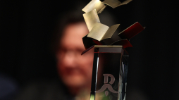 Statuetka Górnośląskiej Nagrody Literackiej "Juliusz", fot. PAP/Kasia Zaremba