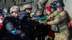 Charków, Ukraina, 31. Października 2024 r. Na zdjęciu z 30 bm. zniszczony budynek mieszkalny w Charkowie po ataku wojsk rosyjskich bombą lotniczą FAB-500. Zginęło jedno dziecko, a 30 osób zostało rannych. Trwa Inwazja Rosji na Ukrainę. PAP/Mykola Kalyeniak