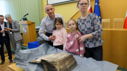 Znalazcy Biblii Brzeskiej: Dariusz Dreksa i Anna Dreksa z córkami, fot. PAP/Krzysztof Świderski 