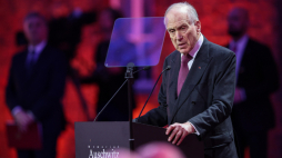 Ronald S. Lauderr, przewodniczący Światowego Kongresu Żydów, podczas uroczystości z okazji 80. rocznicy wyzwolenia KL Auschwitz, fot. PAP/Łukasz Gągulski