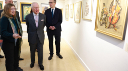 Król Karol III w POSK m.in. obejrzał wystawę obrazów Feliksa Fabiana. Fot. PAP/PA/Ian Vogler