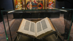 Biblia Gutenberga przechowywana na co dzień w Muzeum Diecezjalnym w Pelplinie, prezentowana w Galerii Sztuki Średniowiecznej Muzeum Narodowego w Warszawie. PAP/Piotr Nowak