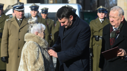 Szef Urzędu do Spraw Kombatantów i Osób Represjonowanych Lech Parell, prezes Związku Sybiraków Kordian Borejko oraz odznaczona medalem "Pro Bono Poloniae" Danuta Jatczak na apelu pamięci przed Pomnikiem Poległym i Pomordowanym na Wschodzie, fot. PAP/Piotr Nowak