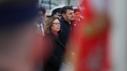 Marszałek Senatu Małgorzata Kidawa-Błońska i szef UdsKiOR Lech Parell przed pomnikiem Polskiego Państwa Podziemnego i Armii Krajowej w Warszawie w ramach obchodów Narodowego Dnia Pamięci Żołnierzy Armii Krajowej i 83. rocznicy przekształcenia Związku Walki Zbrojnej w AK. Fot. PAP/Paweł Supernak