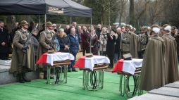 Pogrzeb Żołnierzy Wyklętych: Bolesława Pronobisa, Edwarda Szwejkowskiego i Eugeniusza Tomasika na cmentarzu Rakowickim w Krakowie.  PAP/Łukasz Gągulski