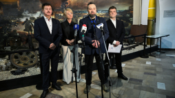 Andrzej Ossowski (w środku) z PUM w Szczecinie, starosta kołobrzeski Mirosław Tessikowski (pierwszy od lewej), prezydent Kołobrzegu Anna Mieczkowska (druga od lewej) i dyrektor Muzeum Oręża Polskiego Aleksander Ostasz (z prawej) ogłaszają uroczysty pogrzeb szczątków dwóch polskich żołnierzy poległych w walkach o Kołobrzeg. Fot. PAP/Piotr Kowala 