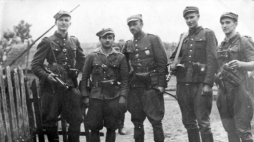 Żołnierze V Wileńskiej Brygady AK. Stoją od lewej: ppor. Henryk Wieliczko „Lufa”, por. Marian Pluciński „Mścisław”, mjr Zygmunt Szendzielarz „Łupaszka”, wachm. Jerzy Lejkowski „Szpagat”, por. Zdzisław Badocha „Żelazny”. /Źródło: Wikipedia