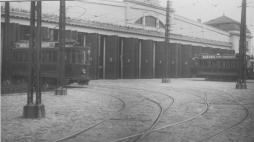 Remiza (zajezdnia) tramwajowa "Praga" przy ul. Kawęczyńskiej. Widoczne stanowiska oraz dwa tramwaje z reklamami - z lewej tramwaj typ A., 1937 r. /NAC