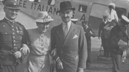 Przyjazd do Warszawy ambasadora RP w Watykanie Kazimierza Papée. Na płycie lotniska w towarzystwie żony Leonii i jej brata majora Henryka Dobrzańskiego, 1 sierpnia 1939 r. Fot. domena publiczna via Wikimedia Commons