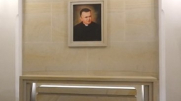 Sarkofag ks. Stanisława Streicha w kościele pw. Jana Bosko w Luboniu. /Źródło: Wikipedia