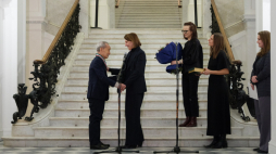 Koji Kamoji odbiera z rąk ministry Hanny Wróblewskiej medal Gloria Artis, fot. Kuba Celej