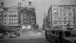 Dom pod Orłami w Warszawie odbudowany według projektu Barbary Brukalskiej, skrzyżowanie ulicy Zgoda z ulicami Jasną i Złotą, fot. PAP/CAF