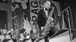 XIII Międzynarodowy Festiwal Jazzowy Jazz Jamboree 70. Na zdjęciu zespół Studio Jazzowe Polskiego Radia, prowadzony przez Jana Ptaszyna Wróblewskiego (na pierwszym planie). Na drugim planie, od lewej: Włodzimierz Nahorny, Zbigniew Seifert, Janusz Muniak. PAP/Zbigniew Wdowiński