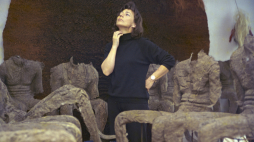 Magdalena Abakanowicz wśród swoich prac – abakanów, maj 1975 r. PAP/Woody