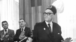 Pisarz i poeta Jarosław Iwaszkiewicz, honorowy górnik kopalni "Staszic" w Katowicach, Katowice, styczeń 1978 r. Iwaszkiewicz, kazał się pochować w paradnym mundurze górnika. PAP/Kazimierz Seko 