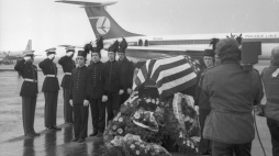 Żołnierze amerykańskiej piechoty morskiej i polscy górnicy przy trumnach z ciałami bokserów, którzy zginęli w katastrofie samolotu PLL LOT w pobliżu lotniska Okęcie w Warszawie, fot. PAP/Grzegorz Rogiński
