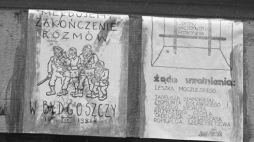 Ulotki Solidarności związane z prowokacją bydgoską 19. Marca 1981 r. i uwięzieniem najważniejszych przywódców KPN (Konfederacja Polski Niepodległej) pod zarzutem prowadzenia działalności mającej na celu obalenie przemocą ustroju PRL. PAP/Maciej Musiał