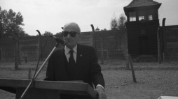 Franciszek Gajowniczek (w 1993 r.) podczas uroczystości w dawnym obozie Auschwitz-Birkenau, fot. PAP/Jacek Bednarczyk