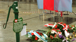 Pompa na Rynku Głównym, do której Walenty Badylak przykuł się łańcuchem, a następnie oblał benzyną i podpalił, Kraków 2000 r.  PAP/ Jacek Bednarczyk