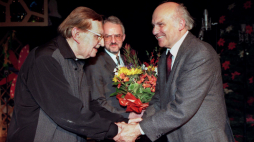 Ks. Jan Twardowski /L/ otrzymał w 2000 r. w Warszawie nagrodę sezonu wydawniczo-księgarskiego Ikar. Nagrodę wręczył Ryszard Kapuściński/P/.PAP/Jacek Turczyk
