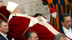 Procesja ze zwłokami Jana Pawła II kieruje się z Sali Klementyńskiej Pałacu Apostolskiego do bazyliki św. Piotra w Rzymie, 4 kwietnia 2005 r. PAP/EPA/Olivier Hoslet