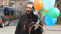 W 2009 r. w Środę Popielcową w Krakowie ks. Jacek Stryczek i wolontariusze ze stowarzyszenia Wiosna rozdawali przechodniom baloniki i chleb posypany popiołem, fot. PAP/Jacek Bednarczyk
