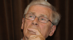 Kazimierz Orłoś w klubie Księgarza podczas przyznania nagrody Warszawskiej Premiery Literackiej za książkę czerwca 2012 pt. „Dom pod lutnią”. PAP/Andrzej Rybczyński