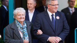 Jadwiga Komorowska z synem, Bronisławem Komorowskim w 2015 r., fot. PAP/Adam Warżawa
