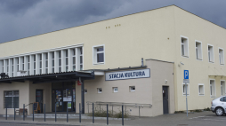 Muzeum Miasta Rumi powstaje w piwnicach zrewitalizowanego dworca kolejowego, w którym od 2014 r.  działa Stacja Kultura - siedziba miejskiej biblioteki. Fot. PAP/Dominik Kulaszewicz