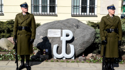 Kamień przy ul. Długiej w Warszawie upamiętniający Akcję pod Arsenałem, fot. PAP/J. Kamiński