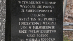 Tablica dla upamiętnienia wypadku pociągu 9 marca 1989 r., fot. PAP/Marcin Onufryjuk