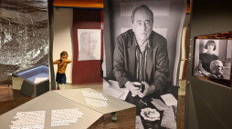 Wystawa „Gombrowicz. Ja. Europejczyk” była prezentowana w grudniu 2024 r. w Muzeum Książki Artystycznej w Łodzi. Fot. PAP/Łukasz Szeląg