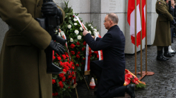 Prezydent Andrzej Duda (C) podczas uroczystości z okazji Narodowego Dnia Pamięci Żołnierzy Wyklętych w kwaterze na Łączce na Powązkach Wojskowych w Warszawie. PAP/Paweł Supernak
