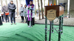 Kardynał Grzegorz Ryś oraz rabin Dawid Szychowski z Gminy Wyznaniowej Żydowskiej w Łodzi uczestniczyli w poniedziałek w pogrzebie szczątków rosyjskiego terroru z początku XX wieku, fot. PAP/Marian Zubrzycki