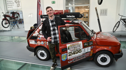 Piotr Kasper i jego maluch (fiat 126p) w Muzeum Techniki i Komunikacji w Szczecinie, fot. PAP/Marcin Bielecki