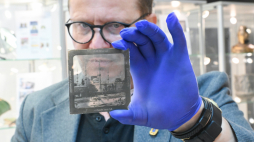 Grzegorz Kurka, dyrektor muzeum w Kamieniu Pomorskim prezentuje jedno ze szklanych przeźroczy z przełomu XIX i XX wieku, fot, PAP/Marcin Bielecki