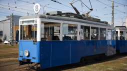 Historyczny tramwaj zestawiony z wagonów typu N w zajezdni Podgórze w Krakowie. Fot. PAP/Łukasz Gągulski