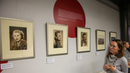 Wystawa „Tam, gdzie stoimy, świeci słońce. Szkoła Młodszych Ochotniczek (1942–1948)” w Centralnym Muzeum Jeńców Wojennych w Opolu powstała we współpracy z Muzeum Pana Tadeusza, Oddziałem Zakładu Narodowego im. Ossolińskich. Fot. PAP/Krzysztof Świderski
