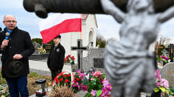 Wiceprezes IPN Mateusz Szpytma przemawia przed grobem ratującego Żydów małżeństwa Marii i Michała Barów na cmentarzu parafialnym w Markowej. Fot. PAP/Darek Delmanowicz