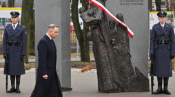 Prezydent RP Andrzej Duda (C) podczas uroczystości odsłonięcia pomnika poświęconego Polakom ratującym Żydów, odbywających się na placu Zwycięstwa w Ciepielowie, 24 bm. Trwają obchody Narodowego Dnia Pamięci Polaków ratujących Żydów pod okupacją niemiecką. (amb) PAP/Piotr Polak