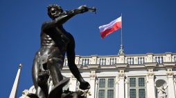 Obchody 80. rocznicy powrotu Gdańska w granice Polski, 28 bm. na Długim Targu w Gdańsku. W ramach wydarzenia miało miejsce podniesienie flagi państwowej RP na Dworze Artusa. PAP/Adam Warżawa