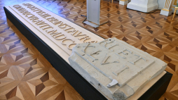 Przekazanie Zamkowi Królewskiemu w Warszawie przez spółkę Pałac Saski fragmentu oryginalnej kamiennej płyty z inskrypcją, 31 bm. w Sali Wielkiej Zamku Królewskiego w Warszawie. PAP/Marcin Kmieciński